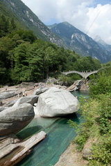 Lavertezzo  Schweiz  die Verzasca mit der Ponte dei Salti