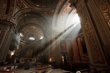 Subiaco  Italien  Lichteinfall durch ein Kirchenfenster