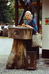 Berlin  DDR  alte Frau isst eine Currywurst