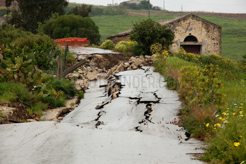 Segesta  Italien  eine vom Regen unterspuelte Strasse auf dem Weg nach Segesta