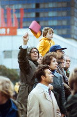 Berlin  DDR  Menschen am 07. Oktober auf der Karl-Marx-Allee