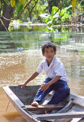 Chong Koh  Kambodscha  ein Junge in einem Boot auf dem Mekong