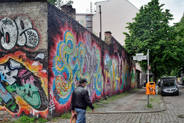 Berlin  Deutschland  mit grossflaechigem Graffiti ueberzogene Mauer in der Haasestrasse