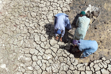 Gunglo Santani  Pakistan  Dorfbewohner befreien Wasserspeicherbecken von Schlamm