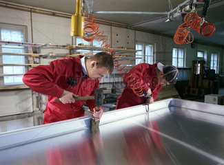Eberswalde  Deutschland  Mitarbeiter der U.F.E Solar bei der Fertigung eines Solarkollektors