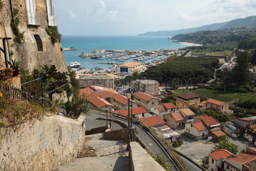 Tropea  Italien  Blick ueber den Ort und den Hafen