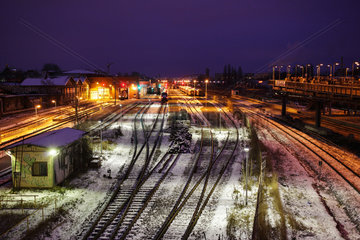 Berlin  Deutschland  die schneebedeckten Gleisanlagen an der Warschauer Bruecke