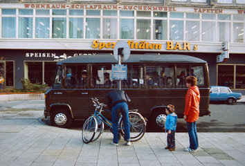 Berlin  DDR  Westalliierte in einem Kleinbus am Alexanderplatz