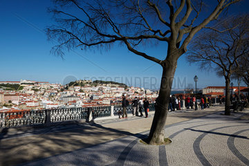 Lissabon  Portugal  Menschen auf dem Miradouro Sao Pedro de Alcantara