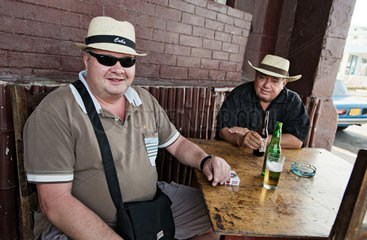Havanna  Kuba  Touristen in einer Bar im Stadtteil Vedado