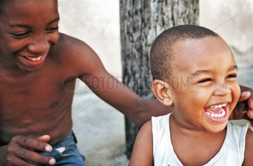 Santiago de Cuba  Kuba  zwei lachende Jungen