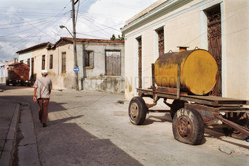 Santiago de Cuba  Kuba  Wassertankwagen mit platten Reifen