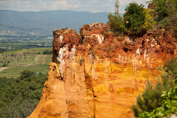 Roussillon  Frankreich  typische ockerhaltige Felsen