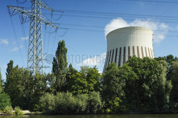 Berlin  Deutschland  Kuehlturm des Heizkraftwerks Reuter und Strommast in Siemensstadt
