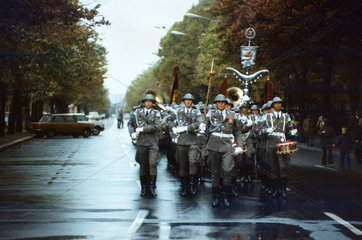 Berlin  DDR  Wachregiment der NVA marschiert zur Wachabloesung