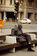 Berlin  DDR  alter Mann schlaeft auf einer Strassenbank