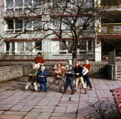 Weimar  DDR  Kindergartenkinder und Erzieherin tanzen im Freien