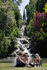 Berlin  Deutschland  junge Leute am Wasserfall am Kreuzberg
