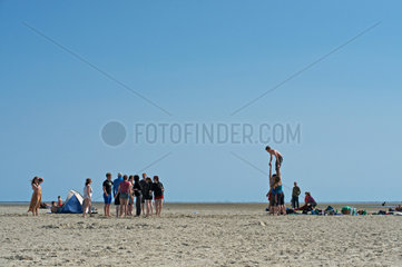 Sankt Peter-Ording  Deutschland  Jugendliche am Strand von Boehl