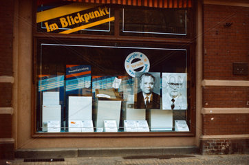 Berlin  DDR  Schaufenster eines Elektrogeschaeftes