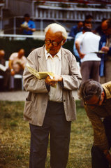 Berlin  DDR  alter Mann mit Zigarre liest eine Zeitung