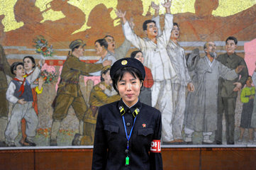 Pjoengjang  Nordkorea  eine Bahnsteigaufseherin an einer U-Bahnhaltestelle