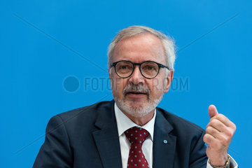 Berlin  Deutschland  Werner Hoyer  EIB-Praesident und FDP-Politiker