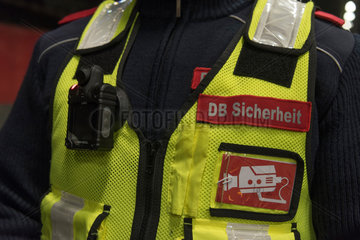 Berlin  Deutschland  Sicherheitskraefte der Deutschen Bahn mit Body Cam