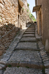 Grignan  Frankreich  eine steile Treppengasse in der Altstadt
