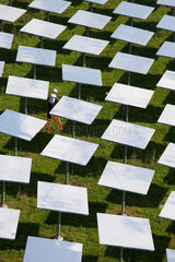 Juelich  Deutschland  ein Forscher arbeitet im Spiegelfeld des Solarturmkraftwerks Juelich