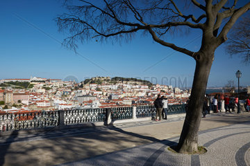 Lissabon  Portugal  Menschen auf dem Miradouro Sao Pedro de Alcantara
