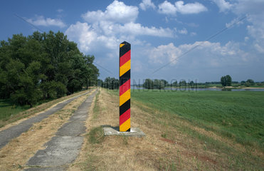 Eisenhuettenstadt  Deutschland  ein Grenzpfahl markiert die deutsche Grenze auf einem Deich