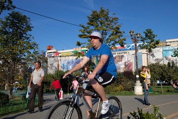 Bukarest  Rumaenien  Fahrradfahrer und Spaziergaenger im Unirii Park
