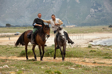 San Vito lo Capo  Italien  zwei Cowboys zu Pferde