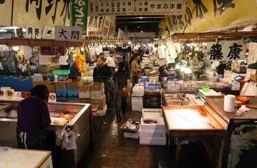 Tokio  Japan  Menschen auf dem Tsukiji-Fischmarkt
