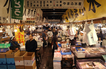 Tokio  Japan  Menschen auf dem Tsukiji-Fischmarkt