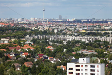 Berlin  Deutschland  Gropiusstadt  der Sueden von Berlin und die Skyline von Berlin-Mitte
