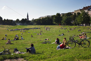 Berlin  Deutschland  Menschen sonnen sich im Goerlitzer Park in Berlin-Kreuzberg