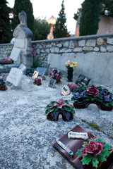 Gigondas  Frankreich  Graeber auf einem Friedhof