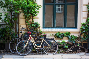 Kopenhagen  Daenemark  zwei abgestellte Fahrraeder in der Ny Vestergade