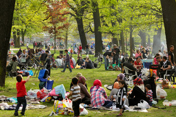 Berlin  Deutschland  Menschen im Park Schlesischer Busch