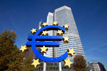 Frankfurt am Main  Deutschland  Eurozeichen vor der Europaeischen Zentralbank