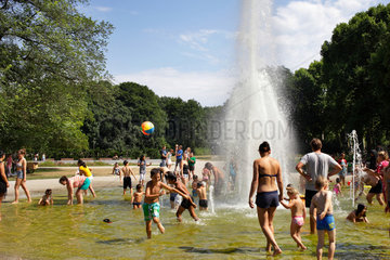 Berlin  Deutschland  Kinder planschen an der Fontaene im Treptower Park