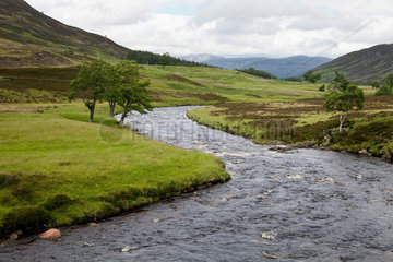 Glenshee  Grossbritannien  Landschaft mit Fluss in den schottischen Highlands