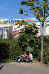Bukarest  Rumaenien  zwei aeltere Frauen sitzen auf einer Parkbank im Unirii Park