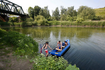 Luenen  Deutschland  Jugendliche bei einer Schlauchbootfahrt an der Lippe