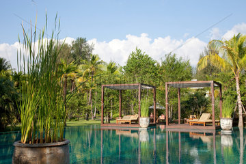 Khao Lak  Thailand  der Pool einer Hotelanlage