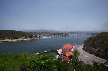 Santiago de Cuba  Kuba  Blick von Ciudamar auf die Insel Cayo Granma