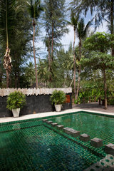 Khao Lak  Thailand  der Pool einer Hotelanlage
