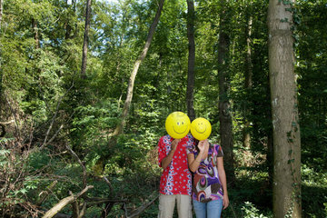 Freiburg  Deutschland  ein junges Paar mit Luftballons mit Smiley-Gesichtern